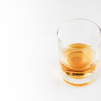红果漫剧合规专员陈默在处理用户反馈邮件，电脑旁放着反馈登记表，光线柔和安静